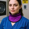 Una Medica usando un collarin emplomado morado en entorno de rayos x Medica usando un collarin emplomado morado en entorno de rayos x